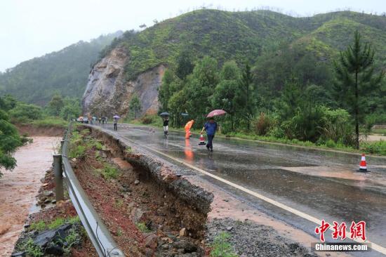 圖為5月19日，江西贛州石城縣珠坑鄉(xiāng)塘臺村通往福建寧化縣的公路出現(xiàn)塌方。陳小強(qiáng) 攝