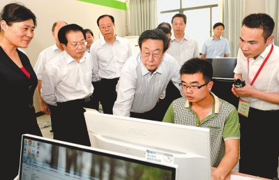 　　5月22日，省委書記、省人大常委會(huì)主任郭庚茂在河南網(wǎng)商園調(diào)研。記者杜小偉攝