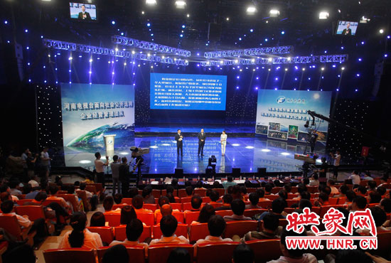 16日上午，河南電視臺1500平米演播廳內(nèi)座無虛席。