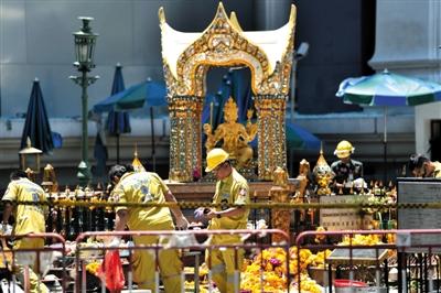 18日，泰國曼谷四面佛前，救援人員在爆炸現(xiàn)場進行清理。四面佛附近17日晚發(fā)生爆炸，造成6名中國公民死亡，20余人受傷。