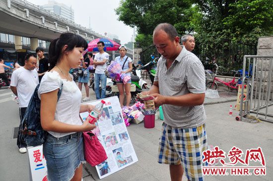 一名市民在買水。