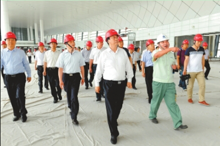 8月31日上午，郭庚茂謝伏瞻等察看鄭州機(jī)場(chǎng)二期工程建設(shè)情況。