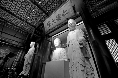      北齊石佛像和菩薩像。京華時(shí)報(bào)記者 王海欣 攝