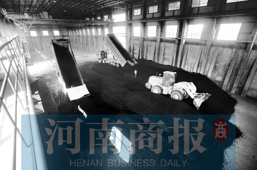 大量煤炭運(yùn)往南區(qū)供熱站，為今冬供暖做準(zhǔn)備 河南商報(bào)記者 鄧萬(wàn)里/攝