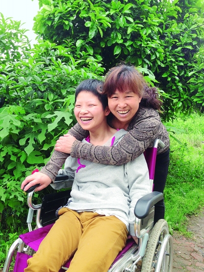 黃揚(yáng)和母親許秀梅在陽光下好開心。（黃珊攝）