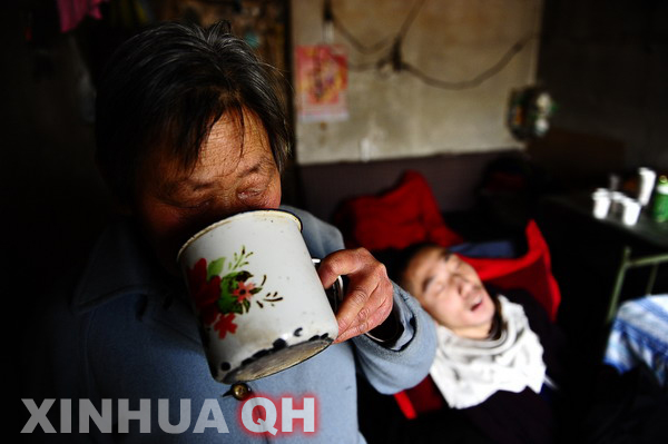 3月29日，楊林睡著了，母親邵秀景喝上一口水。
