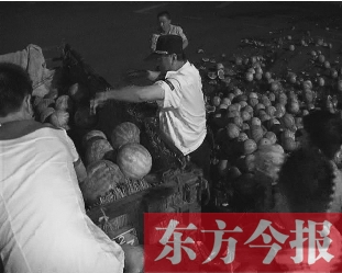 昨日凌晨，鄭州街頭，眾多愛心市民幫瓜農(nóng)撿拾西瓜