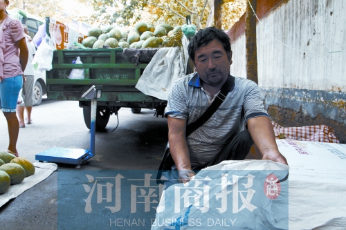 錢包就裝在這個編織袋里，枕在老陳頭下，沒想到還是被偷走了 實(shí)習(xí)生 唐韜/攝