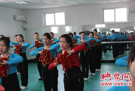 舞蹈室里，張巧英正在糾正學(xué)生的舞蹈動作