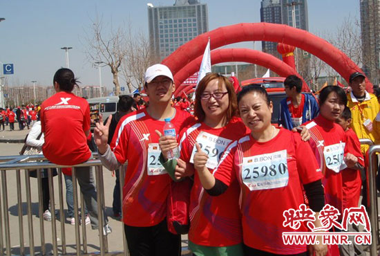 2010年，劉小琴（中）組織殘疾人朋友第一次參加鄭開馬拉松賽。