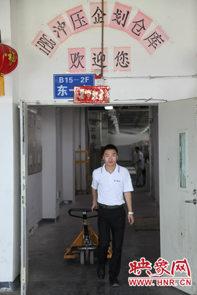 深入生產(chǎn)一線，真實體驗工友的生產(chǎn)環(huán)境