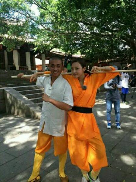 這些參加節(jié)目的女星當(dāng)中既有歌手，又有演員，都是時(shí)尚年輕且受歡迎的女星。