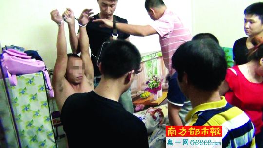 警方破門抓捕時(shí)，販毒嫌疑人未某洪正躺在床上吸毒、嫖娼。