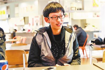 何琦驍收到了紐約大學(xué)阿布扎比分校的錄取通知書。記者 許恢毅 攝
