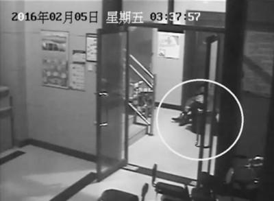 小區(qū)監(jiān)控視頻截圖，兩人一坐一跪竟聊了十多分鐘。