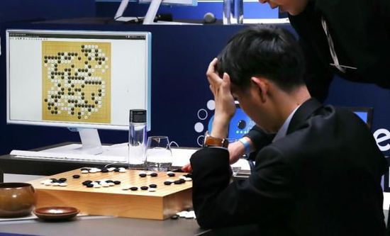 復盤階段李世石也在不停撓頭。