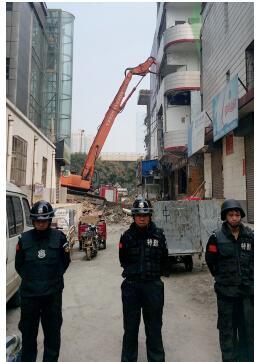 根據(jù)《太原市和小 店區(qū)平陽路街道親賢城中村改造拆遷安置補(bǔ)償方案》，結(jié)合親賢實(shí)際，親賢社區(qū)補(bǔ)償安置采取“商業(yè)用房安置+小戶型公寓住宅安置+貨幣補(bǔ)償”的方式，其中每分 （0.1 畝）置換商業(yè)用房50平方米+小戶型公寓住宅80平方米+貨幣補(bǔ)償20萬元人民幣。（拍攝：2015年9月17日）