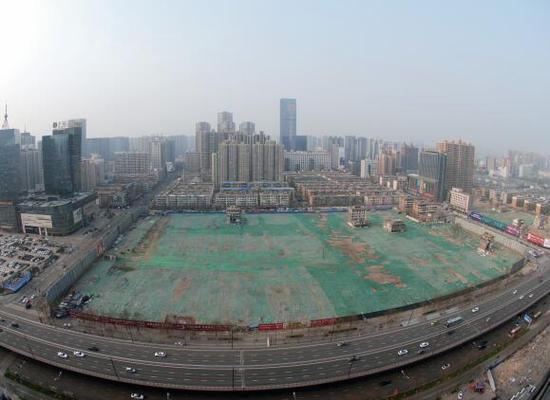2016年4月，經(jīng)過持續(xù)攻堅(jiān)，親賢社區(qū)西北片區(qū)的拆遷工作基本告一段落，但在鋪設(shè)了防塵綠網(wǎng)的空地中，至今仍有3戶居民選擇了“堅(jiān)守”。(拍攝：2016年4月4日)