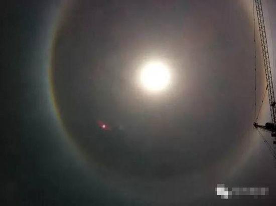 上?，F(xiàn)UFO 專家稱光圈是日暈亮點(diǎn)或是飛行器(圖)