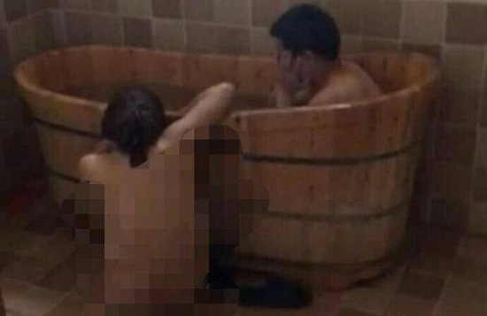 視頻顯示，一男一女赤身裸體地在浴盆中洗澡。