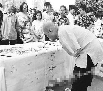 黃國(guó)富在作畫(huà)。資料照片
