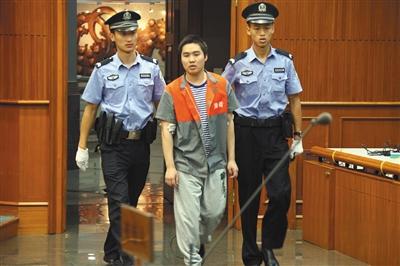 昨天上午，強(qiáng)奸幼女的楊某被帶進(jìn)法庭聽候?qū)ψ约旱慕K審判決。通訊員 李佳 攝