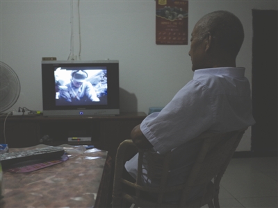 昨日，古藺，69歲的楊正元獨(dú)自在家看電視