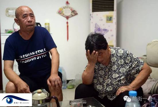 李亞榮的公婆談及李亞榮時(shí)淚流不止。