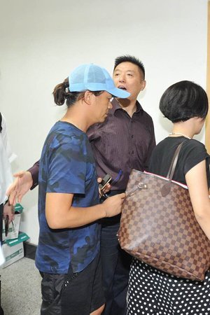 新京報快訊(記者劉洋)今天上午9時許，王寶強在律師張起淮的陪同下到北京朝陽法院，起訴離婚并交納訴訟費。王寶強方預估財產總額至少在1個億，法院遂按照1億元暫計財產價值，依據(jù)《訴訟費交納辦法》收取了訴訟費24.9575萬元。