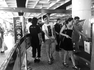 南京地鐵新街口站，大多數(shù)市民自覺配合安檢