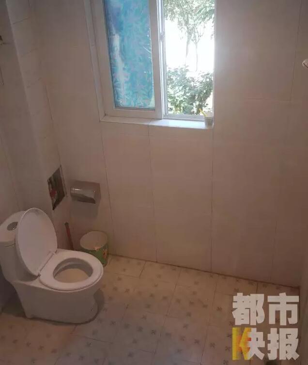 西安市戶縣草堂鎮(zhèn)的李家?guī)r村，有多戶人家經(jīng)營(yíng)著農(nóng)家樂，但昨晚發(fā)生的這件事情打破了這里的寧?kù)o。村民：“縣上的、鎮(zhèn)上的警察，還有村干部好多人在那兒，說(shuō)是女的在衛(wèi)生間生產(chǎn)，把娃從窗子扔下來(lái)?！鞭r(nóng)家樂員工：“(聽說(shuō))直接從二樓扔下來(lái)了，呀，太殘忍了?！弊蛲淼氖?，很多人今早才聽說(shuō)，震驚之余更感到惋惜。記者今天在高冠西五巷口找到了大家所說(shuō)的農(nóng)家樂，一夜過(guò)去了，作為和那名女顧客有過(guò)交集的老板娘，心情仍然很沉重。