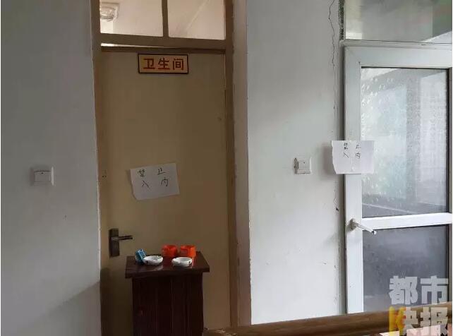 當(dāng)馮女士走出大門，繞到院子的側(cè)面時(shí)，衛(wèi)生間窗戶下方草叢中的一幕，讓她驚出了一身冷汗。農(nóng)家樂老板娘馮女士：“就是孩子，旁邊帶著胎盤?！弊蛲硎稽c(diǎn)半事發(fā)后，馮女士報(bào)了警，很不幸，男嬰已經(jīng)死亡。涉及的兩個(gè)房間，暫時(shí)被封鎖，里面已經(jīng)清理干凈。隨后記者也從轄區(qū)草堂派出所了解到，這兩男一女三人是朋友關(guān)系，女子的年齡大概是二十二三歲。該女子事發(fā)后被送往醫(yī)院，同行的兩名男子當(dāng)時(shí)被警方帶去派出所接受了筆錄調(diào)查后，已經(jīng)離開了派出所。