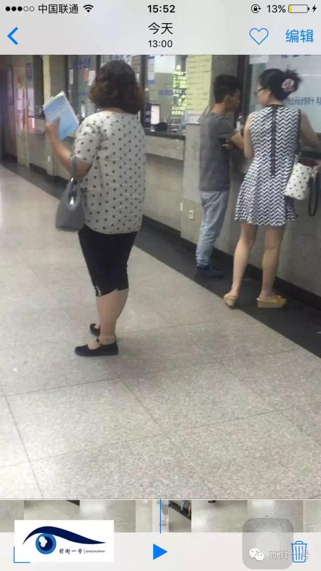 該女子在大廳內(nèi)徘徊發(fā)現(xiàn)女患者便主動上前搭訕。