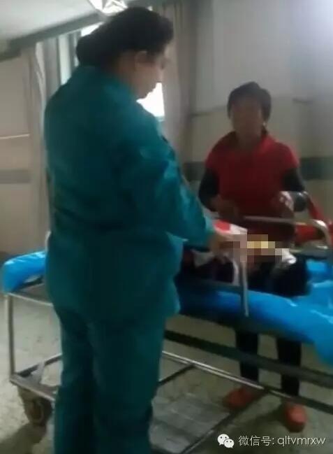 涵涵爸爸告訴《每日新聞》記者：“沒(méi)想到是熱水，大人也沒(méi)看，一時(shí)疏忽，掉進(jìn)去了。抱出來(lái)的時(shí)候這個(gè)皮已經(jīng)掉了。”