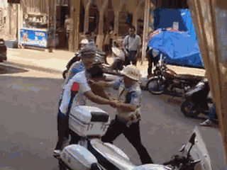 嫌疑男子涉嫌無證駕駛摩托車，且車輛違規(guī)加裝遮陽傘并在行駛時(shí)不戴安全頭盔，辱罵毆打執(zhí)法交警。 本文圖片均來自 廣西梧州在線警務(wù)