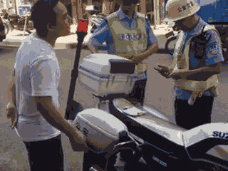 廣西梧州一男子騎車違法加裝遮陽傘，辱罵腳踹執(zhí)法交警被拘