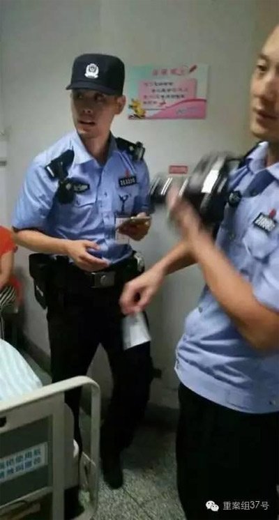 民警到醫(yī)院對秦女士體內(nèi)子彈取證調(diào)查。 受訪者供圖