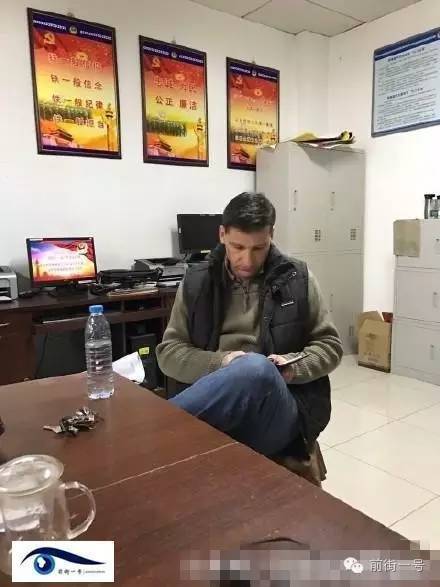 該外籍男子在派出所接受詢問。（網(wǎng)友供圖）