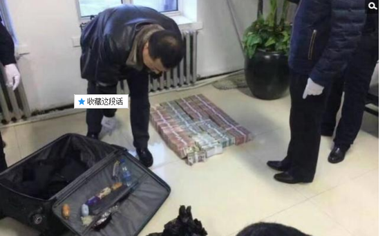 京華時(shí)報(bào)訊昨天凌晨1點(diǎn)左右，黑龍江省密山市一銀行金庫發(fā)生搶劫案。一名身穿迷彩服男子準(zhǔn)備劫取現(xiàn)金時(shí)被發(fā)現(xiàn)，致一名金庫值守人員死亡，隨后棄款而逃。目前，該男子尚未歸案，案件正在全力偵辦中。