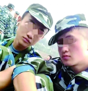 入學(xué)軍訓(xùn)時(shí)，滕某（左）和蘆海清的合影