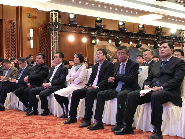 董明珠在現(xiàn)場演講時表示，她愿意拿她所有的資產(chǎn)投入到珠海銀隆里。據(jù)悉，同時與珠海銀隆原始股東共同簽署增資協(xié)議的，還有董明珠個人及北京燕趙匯金國際投資有限責任公司、大連萬達集團股份有限公司、江蘇京東邦能投資管理有限公司等3家知名企業(yè)，5家單位或個人共同增資30億，獲得珠海銀隆22.388%的股權。