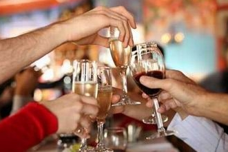 男子拼酒憋爆食管 你還敢這樣喝酒嗎？(組圖)