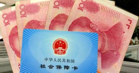 從今年1月1日開始，原有的失業(yè)保險費率是1.5%的有22個省份，包括新疆生產(chǎn)建設(shè)兵團，可以在確保失業(yè)保險金按時足額發(fā)放、穩(wěn)崗補貼順利實施的基礎(chǔ)上，可以降低0.5個百分點。個人的費率不超過單位的費率。
