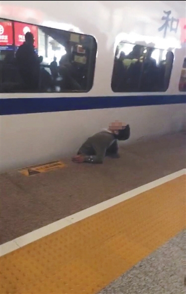 視頻顯示，一男子下半身被卡在站臺與列車之間縫隙。