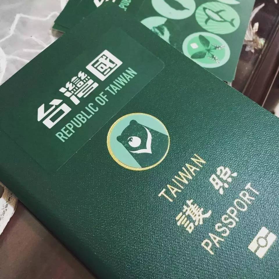 環(huán)環(huán)一直排在這個(gè)女孩后面，想看看日本入境官員如何處理這個(gè)令人啼笑皆非的所謂“臺(tái)灣國(guó)”。