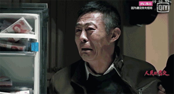 查案人員搜出的2.3億現(xiàn)金，從銀行運(yùn)來(lái)十二臺(tái)點(diǎn)鈔機(jī)，竟然燒壞了六臺(tái)。