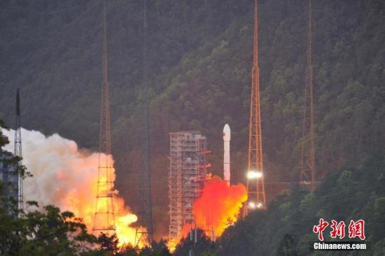 4月12日19時(shí)04分，中國西昌衛(wèi)星發(fā)射中心成功發(fā)射實(shí)踐十三號衛(wèi)星。 葉樂峰 攝