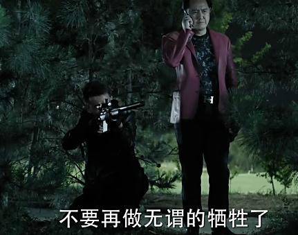 《人民的名義》原著小說有這么一段：趙瑞龍要找殺手殺了侯亮平，結(jié)果趙瑞龍的三姐發(fā)話：侯亮平要是死了趙瑞龍也要死!這就說明了大boss趙立春沒把握在侯死后的各方反應(yīng)中護住兒子趙瑞龍，因此，這就告訴了讀者，侯亮平的背景絕對不比趙立春差!