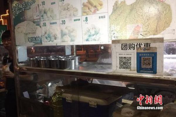 不少小商販都用上掃碼支付。中新網 吳濤 攝