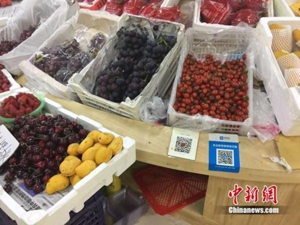 某水果攤，收款二維碼貼在顯眼位置。中新網 吳濤 攝